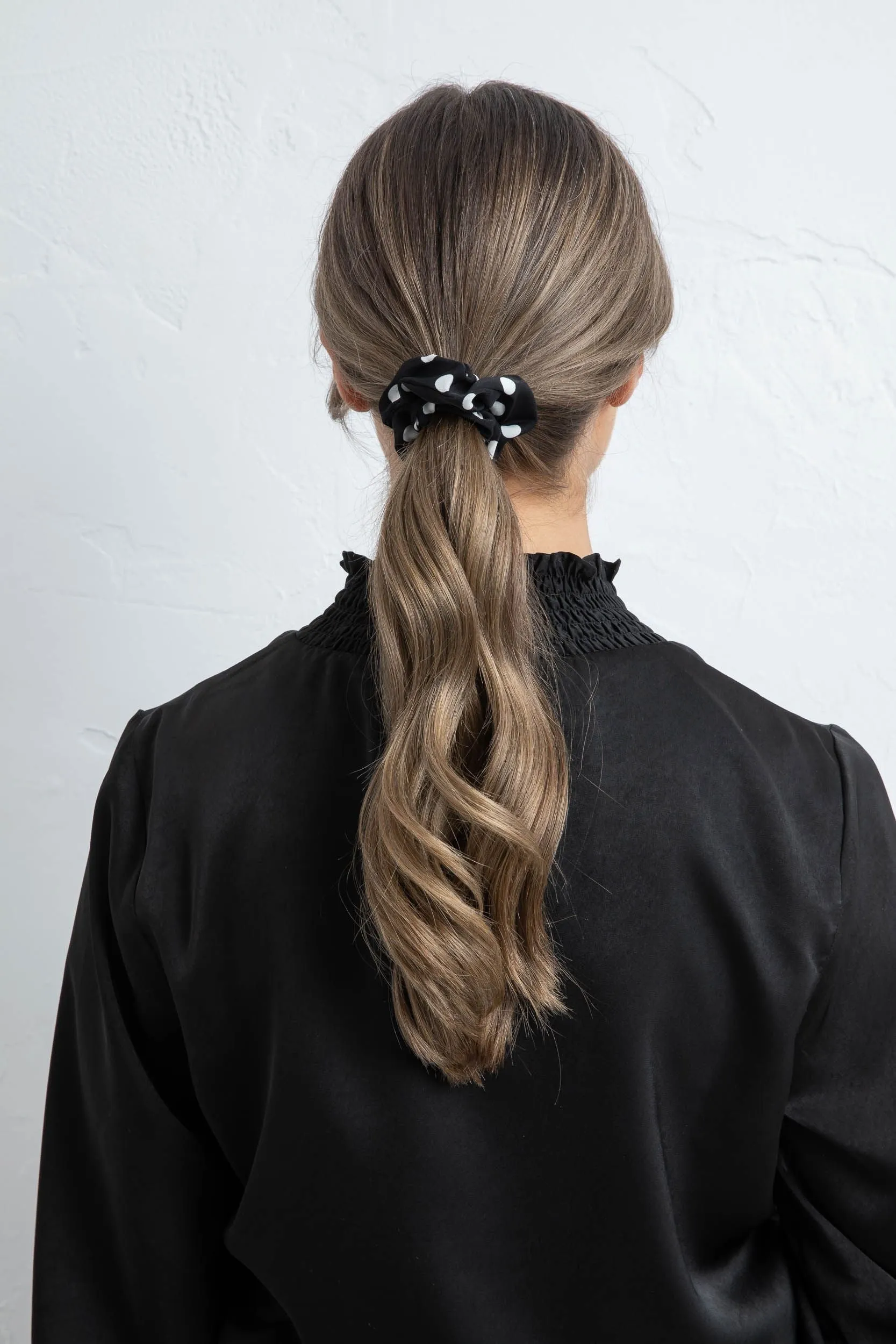 Spotted Scrunchie (Black   White)